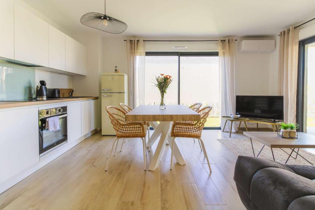 Photo de la galerie de l'établissement SELECT'soHOME - Appartement pour 4 personnes dans une résidence d'exception avec piscine et parking privé à Bormes-les-mimosas ! - CAPNAT-C02, à Bormes-les-Mimosas