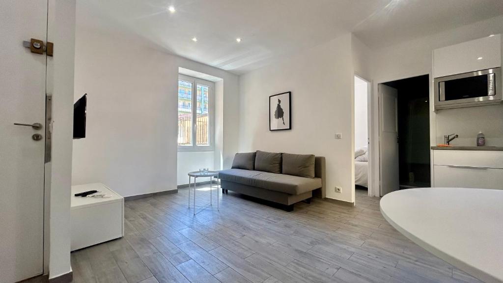 un salon avec un canapé et une table dans l'établissement Republique Garibaldi, à Nice