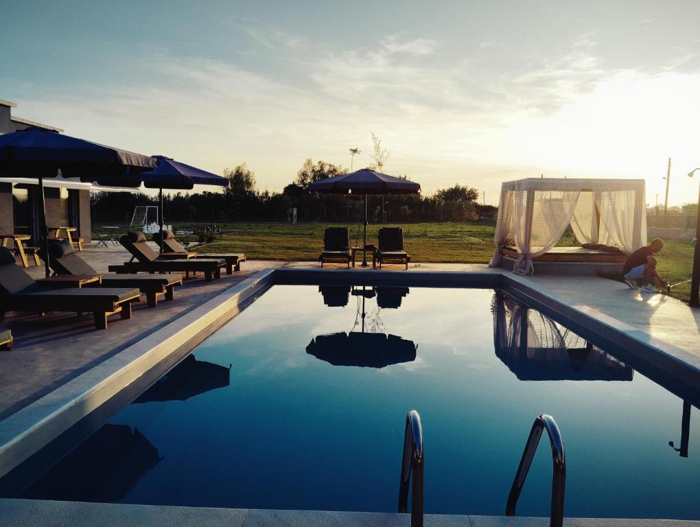 Bazén v ubytování Olympia Suites nebo v jeho okolí