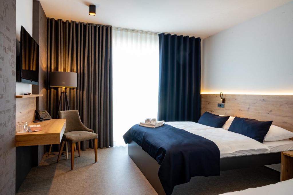 En eller flere senger på et rom på Hotel Leonardo