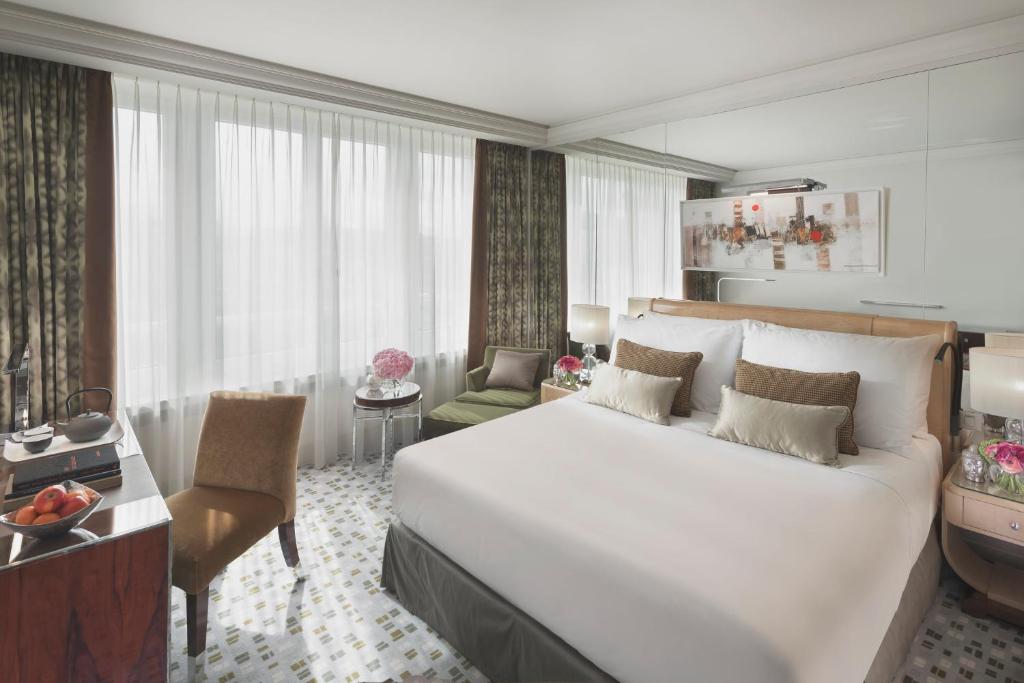Pokój hotelowy z dużym łóżkiem i biurkiem w obiekcie Mandarin Oriental, Geneva w Genewie