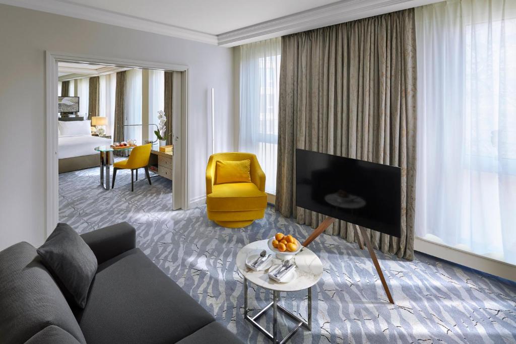 TV a/nebo společenská místnost v ubytování Mandarin Oriental, Geneva
