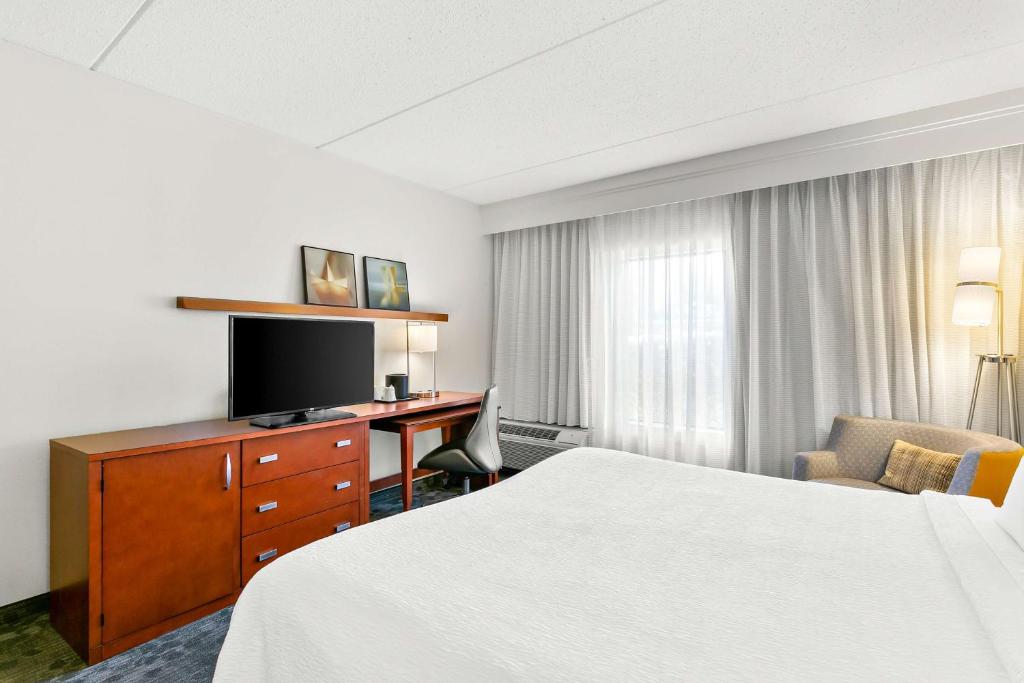 Sonesta Select Greenbelt College Park - King Room With Tub - Mobility/Hearing Accessible