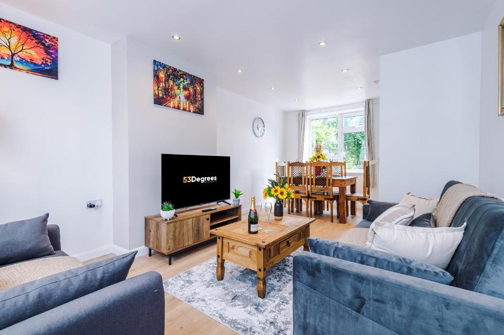 Gallery image of NEW! Spacious 2-bed house in Newcastle-under-Lyme by 53 Degrees Property, Ideal for Business & Contractors - Sleeps 5-6! in Newcastle under Lyme