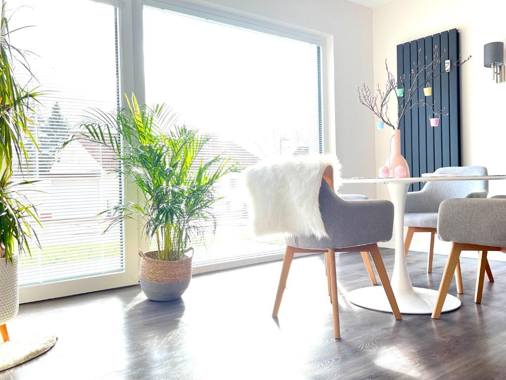 a living room with a table and chairs and plants at Zauberhafte Ferienwohnung mit Wellness-Bad in Bad Harzburg