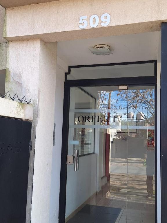 DEPARTAMENTO ZONA CENTRo في كولون: باب مكتب عليه لافتة