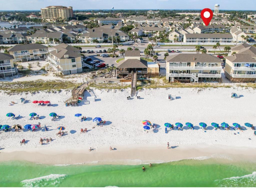uma vista aérea de uma praia com pessoas e guarda-sóis em Sandpiper Cove Unit 8139 Updated Studio In Destin FL em Destin