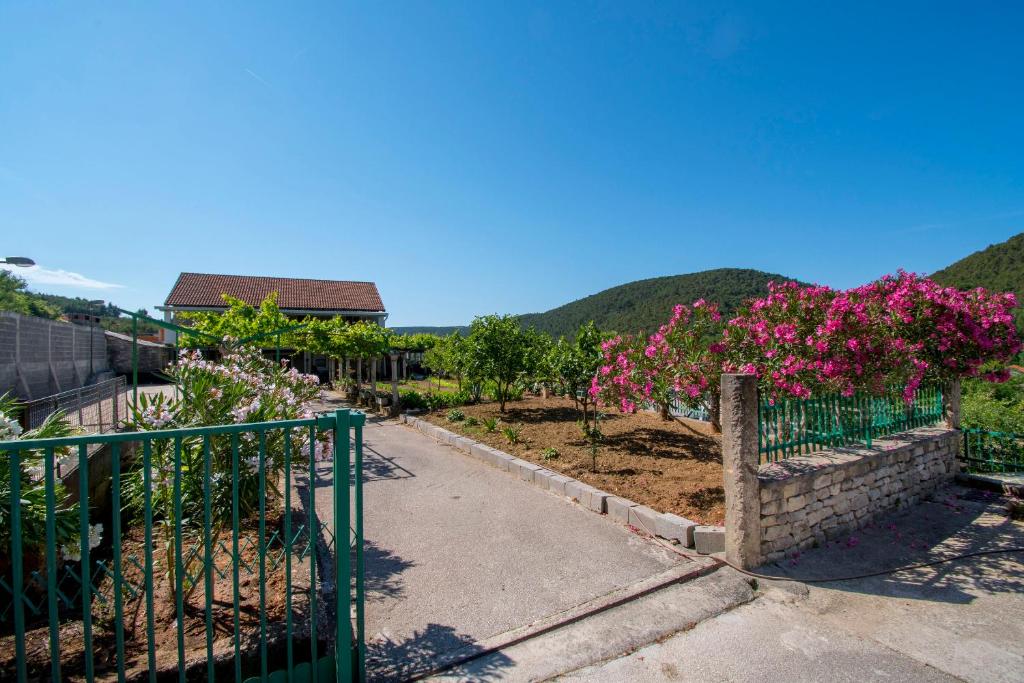 Nespecifikovaný výhled na hory nebo výhled na hory při pohledu z apartmánu