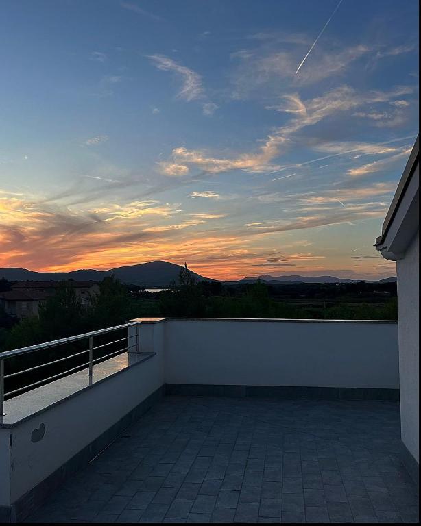 Pohľad na východ alebo západ slnka z apartmánu alebo blízkeho okolia