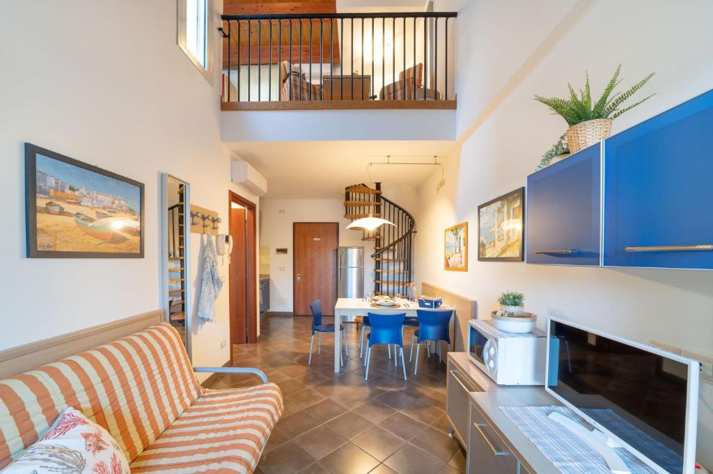 ein Wohnzimmer mit einem Sofa und einem Tisch in der Unterkunft Residenza Al Parco in Bibione
