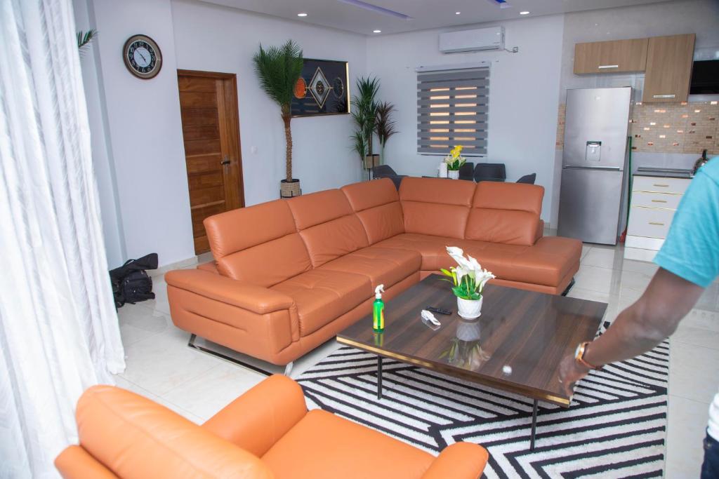 uma sala de estar com um sofá e uma mesa em RESIDENCE TERANGA immo luxe em Dakar