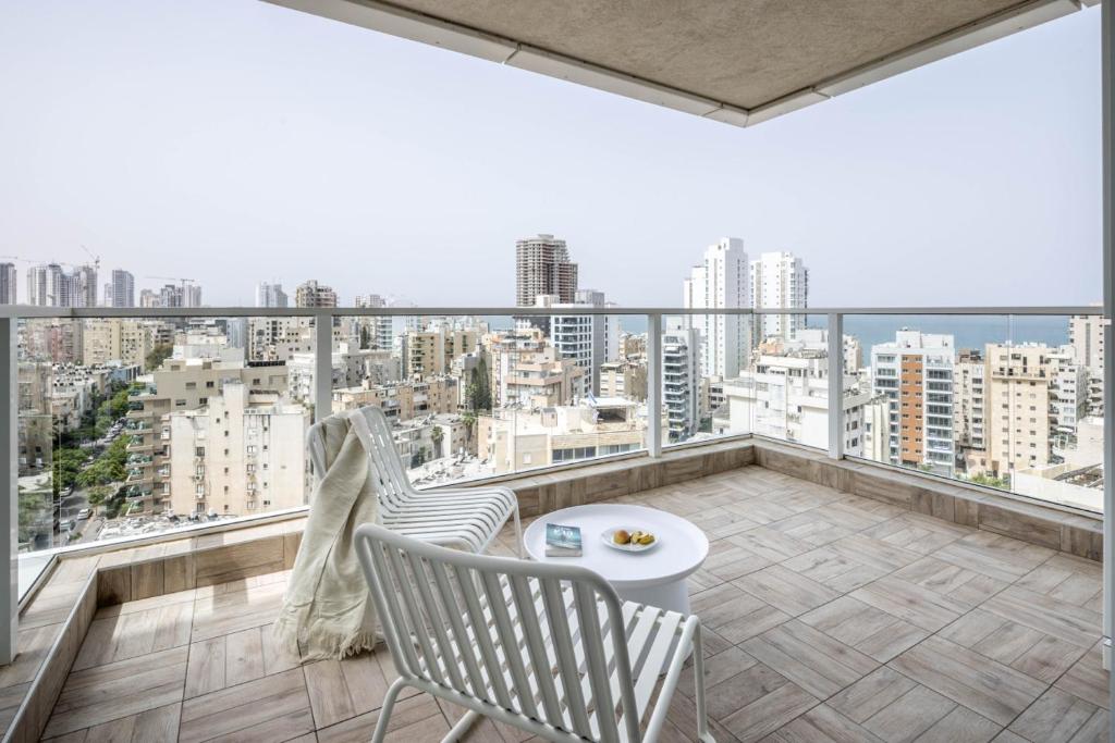 Netanya Seaside HighRise Apartment with Mamad by Sea N Rent, Netanya