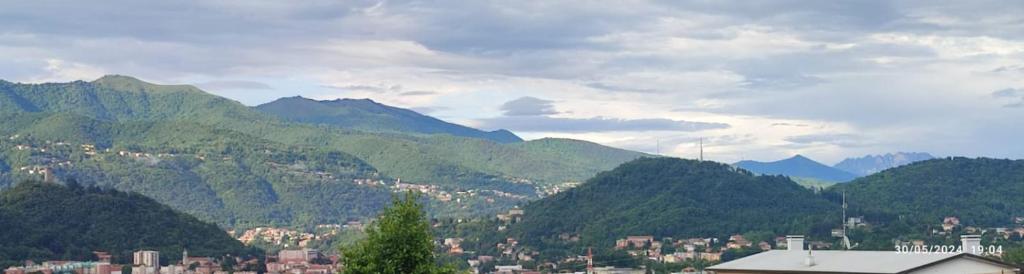 vista su una città con montagne sullo sfondo di Appartamento Castiglioni a Grandate