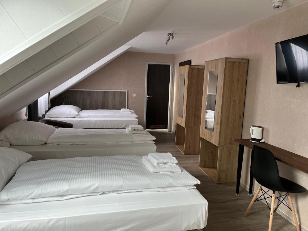 漢諾威的住宿－Skyline Hotel Hannover，一间酒店客房,设有两张床和电视