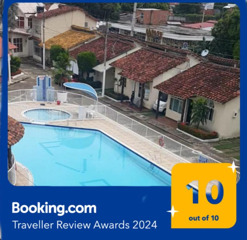 a villa rental swimming pool in a villa with roofs at Apartamento centralizado melgar in Melgar