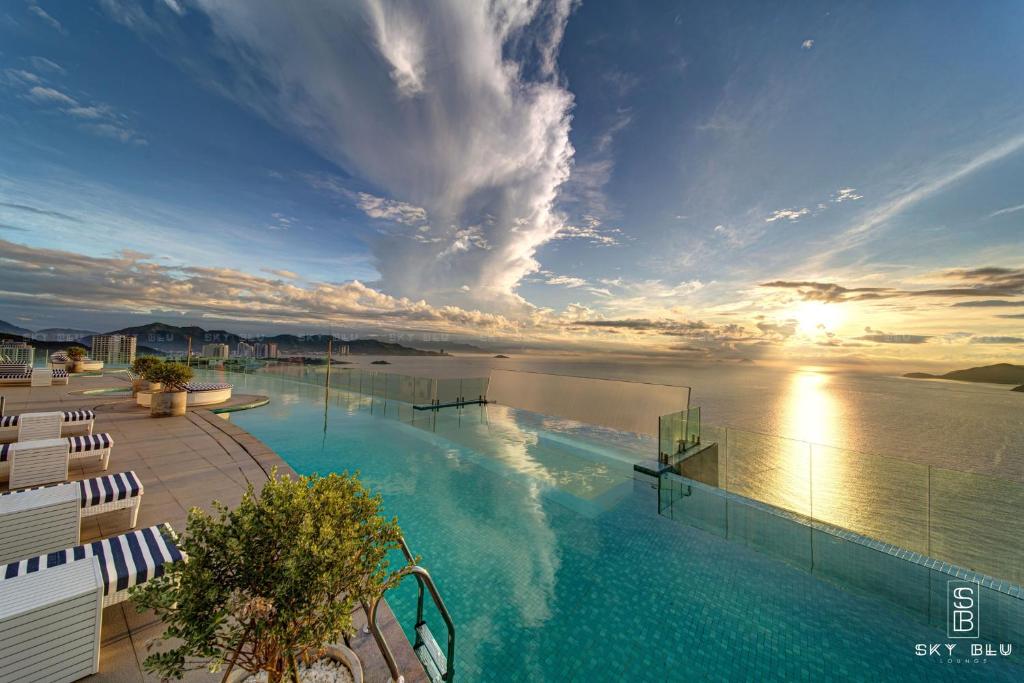 einen großen Pool mit Blick auf das Wasser in der Unterkunft MySea Panorama Nha Trang Superview Apartments in Nha Trang