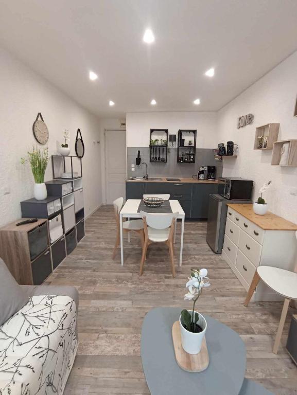 un salon avec une table et une cuisine dans l'établissement Chez Rosalia et Guillaume, au Tréport