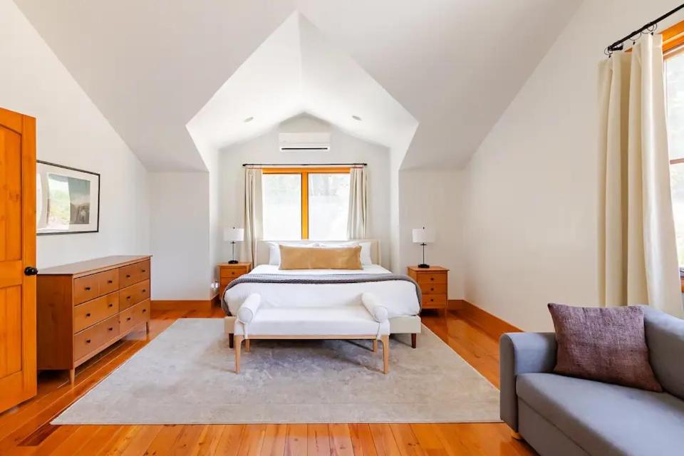 1 dormitorio con 1 cama y 1 sofá en Mountain Retreat - 4BR Park City Cabin with Hot Tub & Fire Pit, en Park City