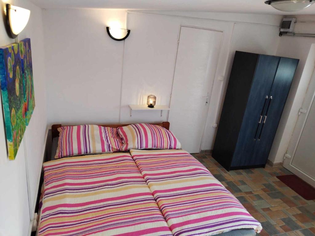Ένα ή περισσότερα κρεβάτια σε δωμάτιο στο Balatongyöngye vendégház