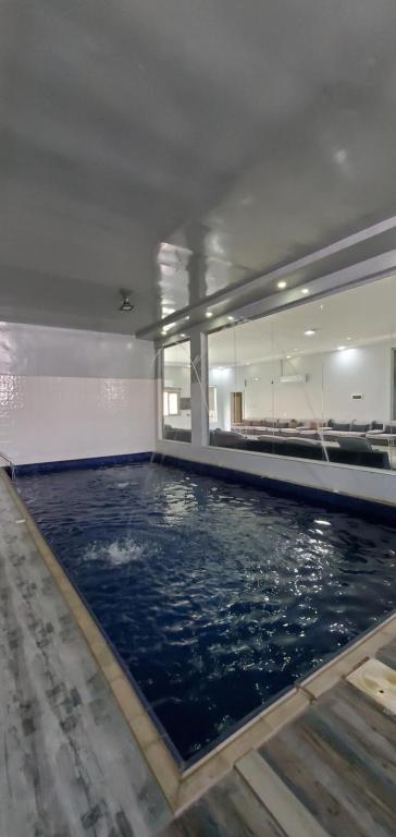 una piscina cubierta con agua en un edificio en استراحات توليب أبها, en Qāʼid