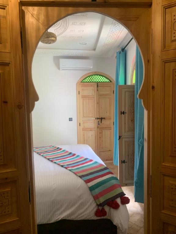 Postel nebo postele na pokoji v ubytování Riad SunSet Marrakech