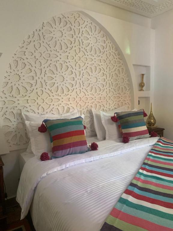Postel nebo postele na pokoji v ubytování Riad SunSet Marrakech