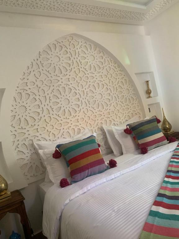 Postel nebo postele na pokoji v ubytování Riad SunSet Marrakech