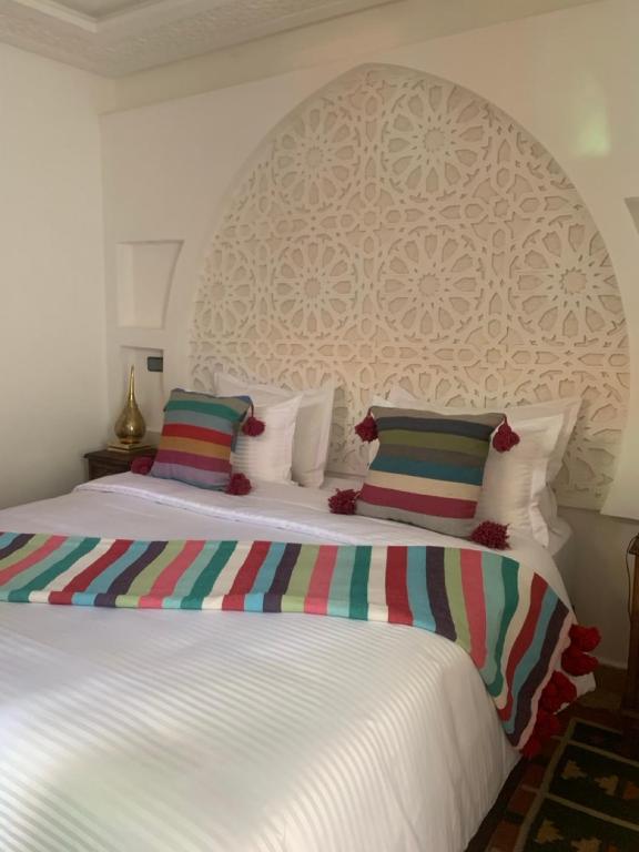 Postel nebo postele na pokoji v ubytování Riad SunSet Marrakech