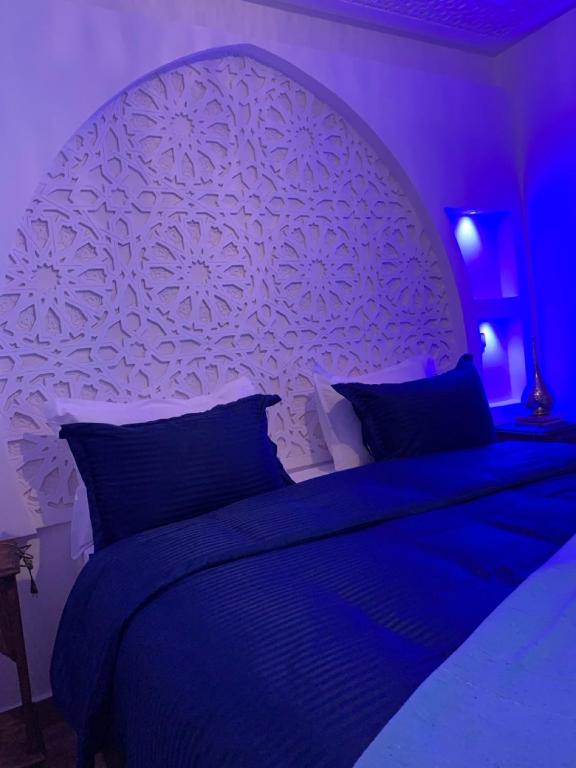 Postel nebo postele na pokoji v ubytování Riad SunSet Marrakech