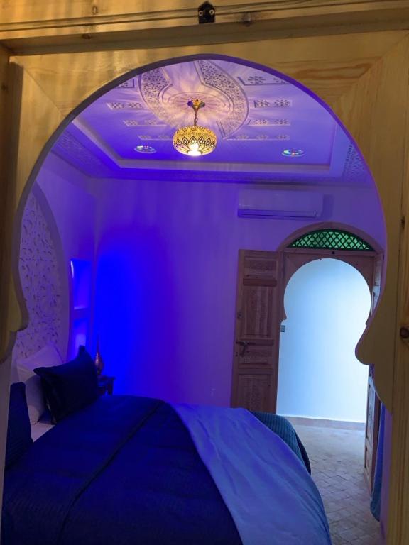 Postel nebo postele na pokoji v ubytování Riad SunSet Marrakech