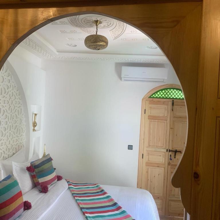 Postel nebo postele na pokoji v ubytování Riad SunSet Marrakech