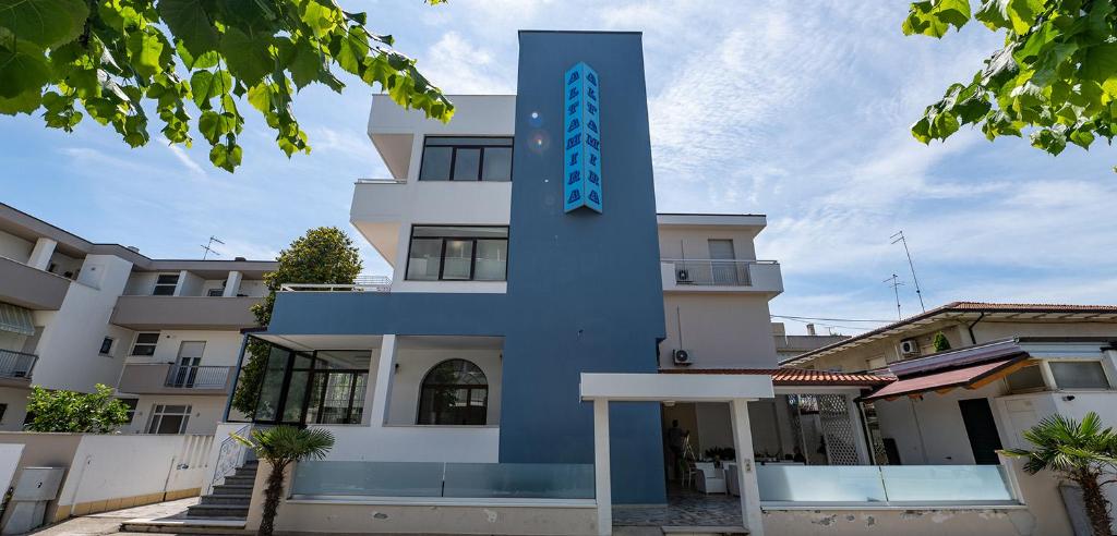 ein Gebäude mit einem blauen Turm davor in der Unterkunft Albergo Altamira in Roseto degli Abruzzi