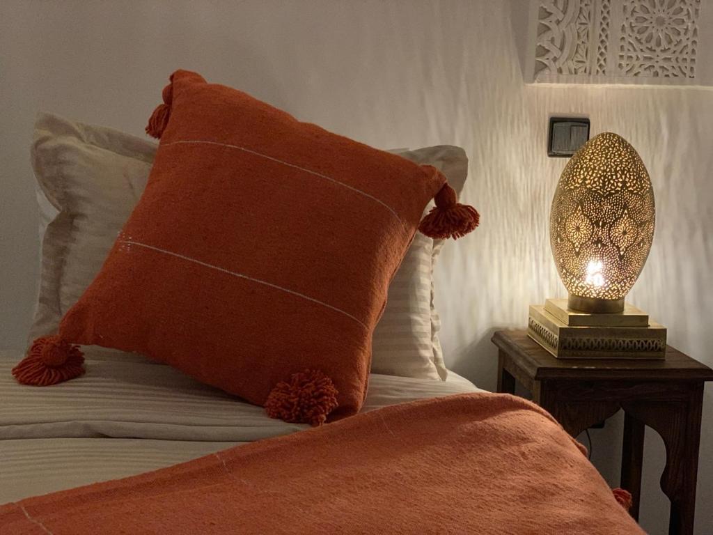 Postel nebo postele na pokoji v ubytování Riad SunSet Marrakech