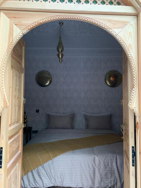 Postel nebo postele na pokoji v ubytování Riad SunSet Marrakech
