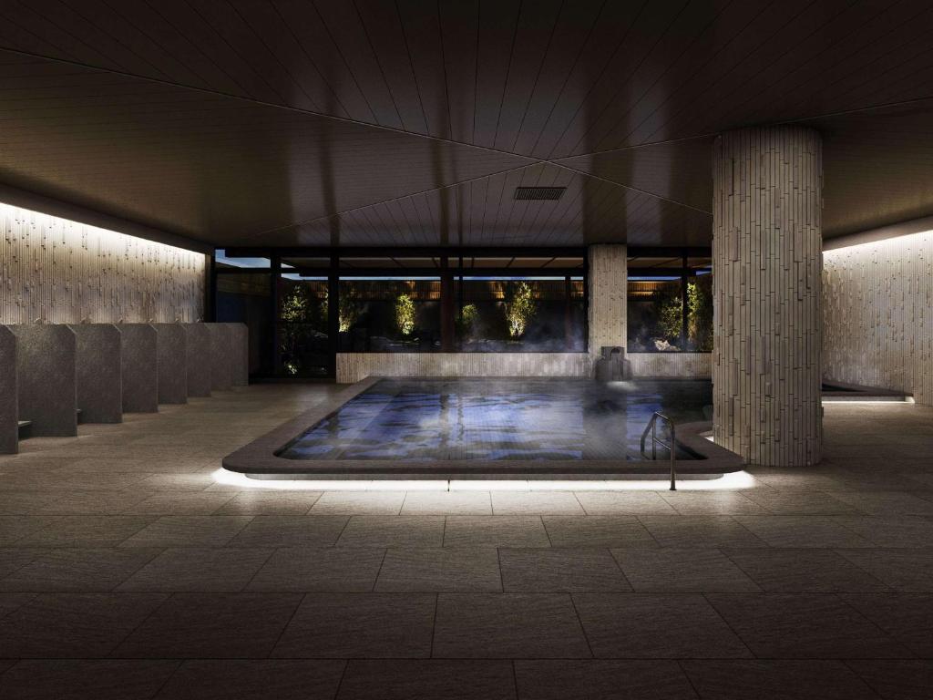 una gran piscina en un edificio con columnas en Grand Mercure Minamiboso Resort & Spa, en Minamiboso
