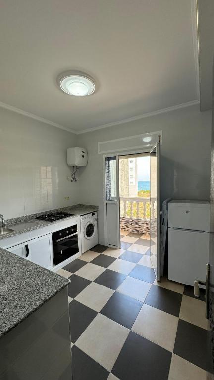 Kuchyň nebo kuchyňský kout v ubytování Appartement 1 vue sur mer à Azla