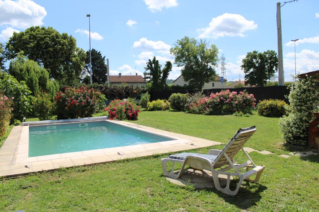 Bazén v ubytování Aux jardins d'Héloise nebo v jeho okolí