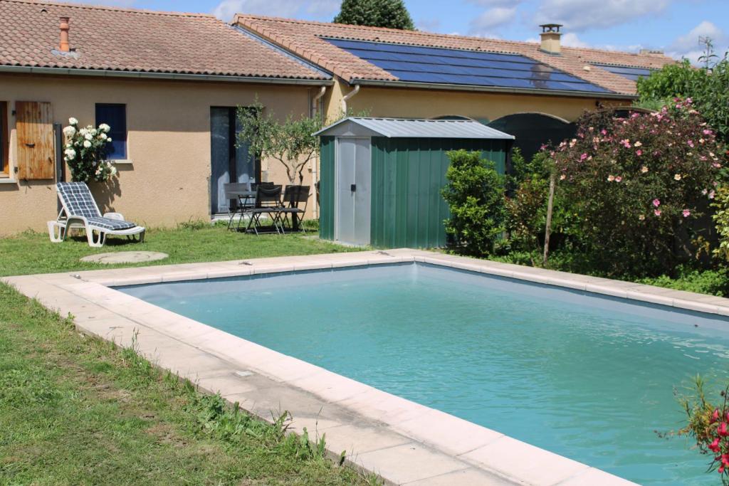 Bazén v ubytování Aux jardins d'Héloise nebo v jeho okolí