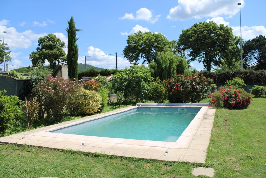 Bazén v ubytování Aux jardins d'Héloise nebo v jeho okolí
