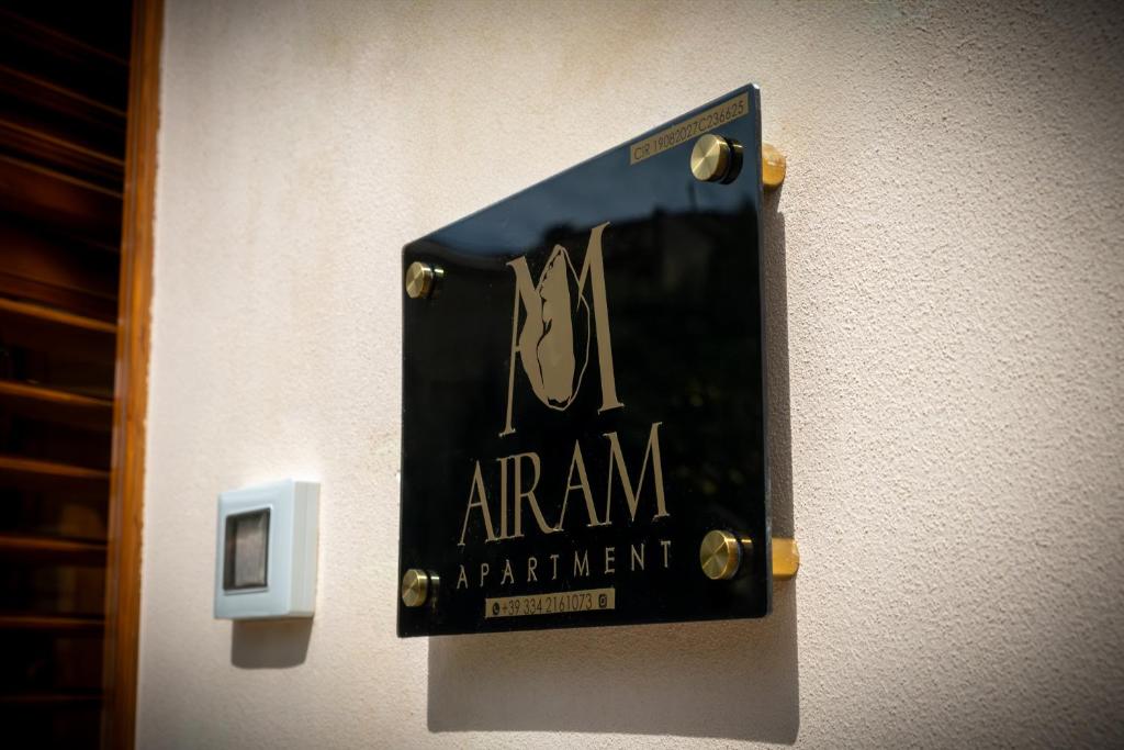 a sign on a wall that says arm attachment at Airam in Cefalù
