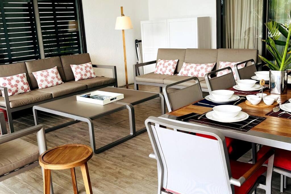Posezení v ubytování Latitude Luxury Seafront Suite