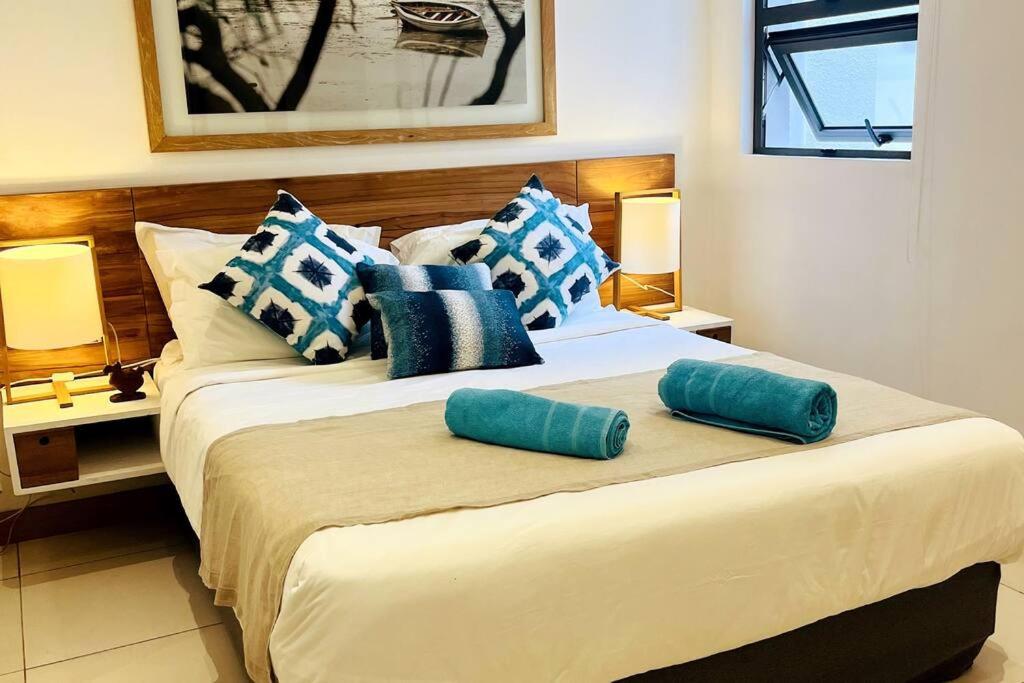 Postel nebo postele na pokoji v ubytování Latitude Luxury Seafront Suite