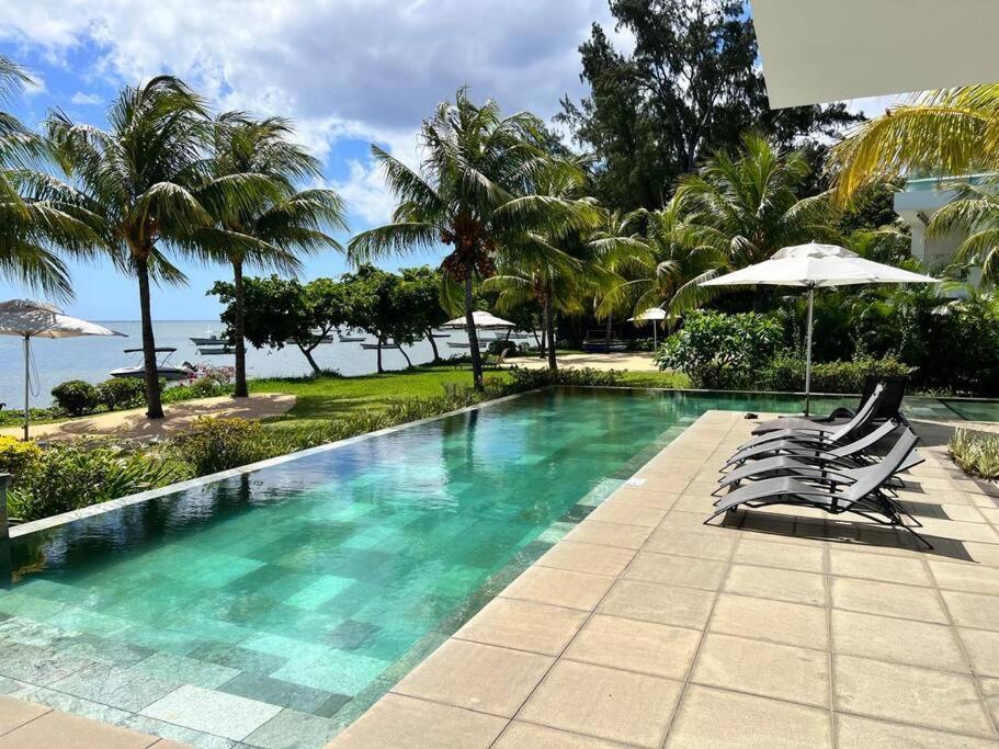 Bazén v ubytování Latitude Luxury Seafront Suite nebo v jeho okolí
