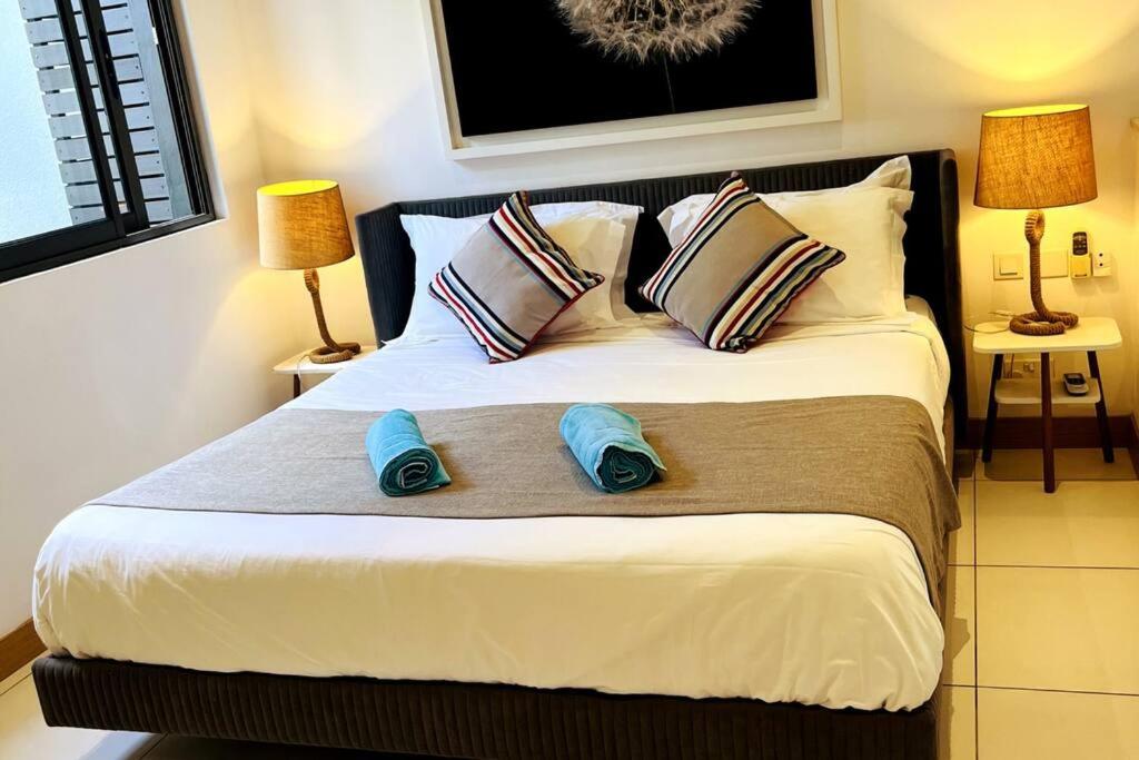Postel nebo postele na pokoji v ubytování Latitude Luxury Seafront Suite