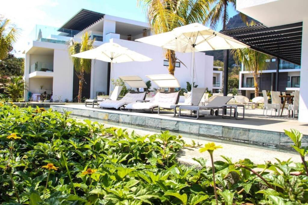 Bazén v ubytování Latitude Luxury Seafront Suite nebo v jeho okolí