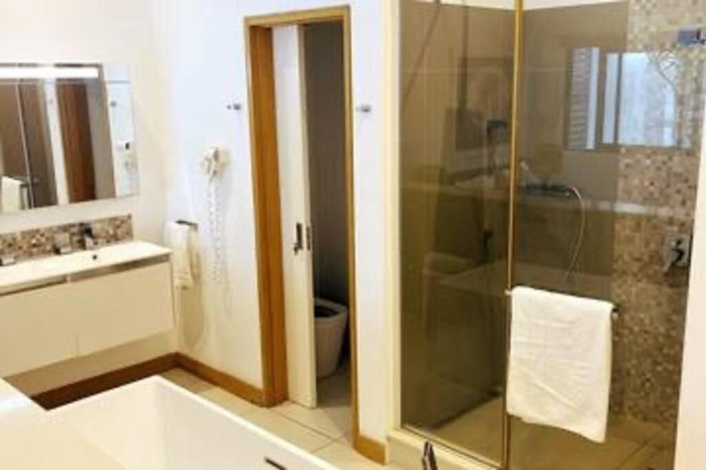 Koupelna v ubytování Latitude Luxury Seafront Suite
