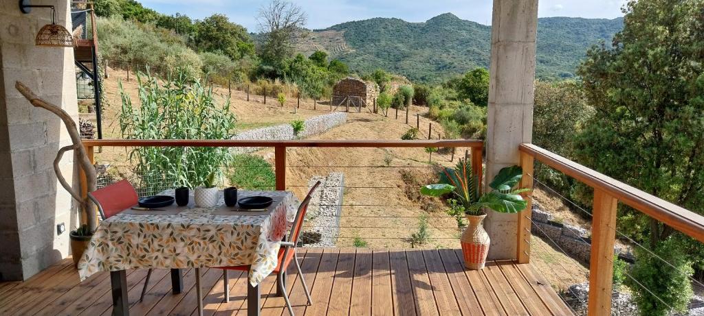 une table et des chaises sur un balcon avec vue dans l'établissement Magnifique appartement entre mer et montagne, à Tiuccia