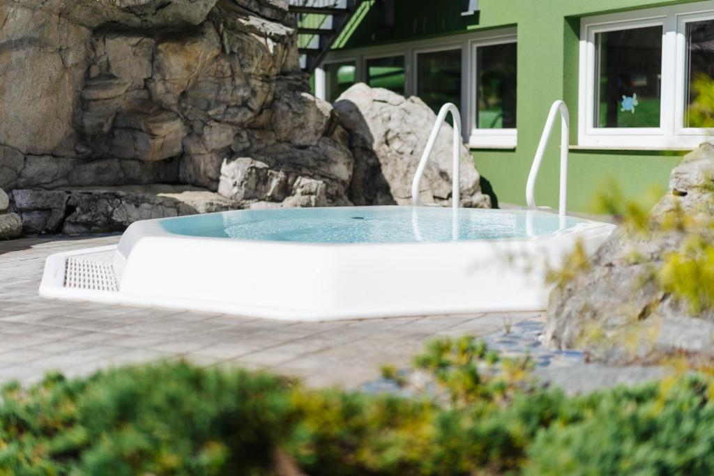 a hot tub with a fountain in a yard at Familienhotel Trebesingerhof in Trebesing
