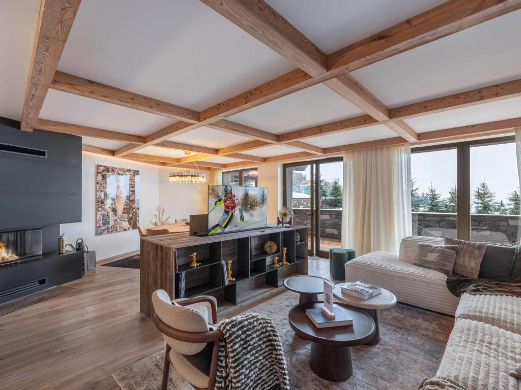 un salon avec un canapé et une cheminée dans l'établissement Appartement neuf à Courchevel 1850, ski-in/ski-out, 3 chambres, SPA, piscine - FR-1-564-100, à Courchevel