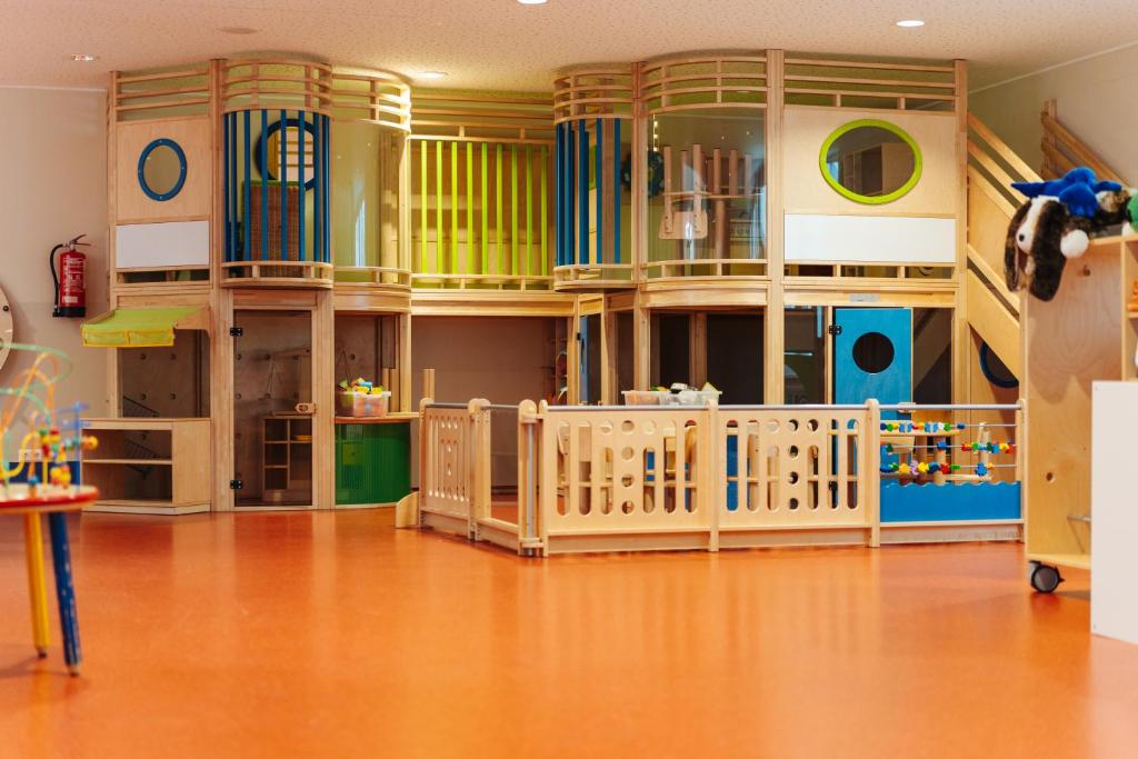 a room with a play area with a crib in it at Familienhotel Trebesingerhof in Trebesing